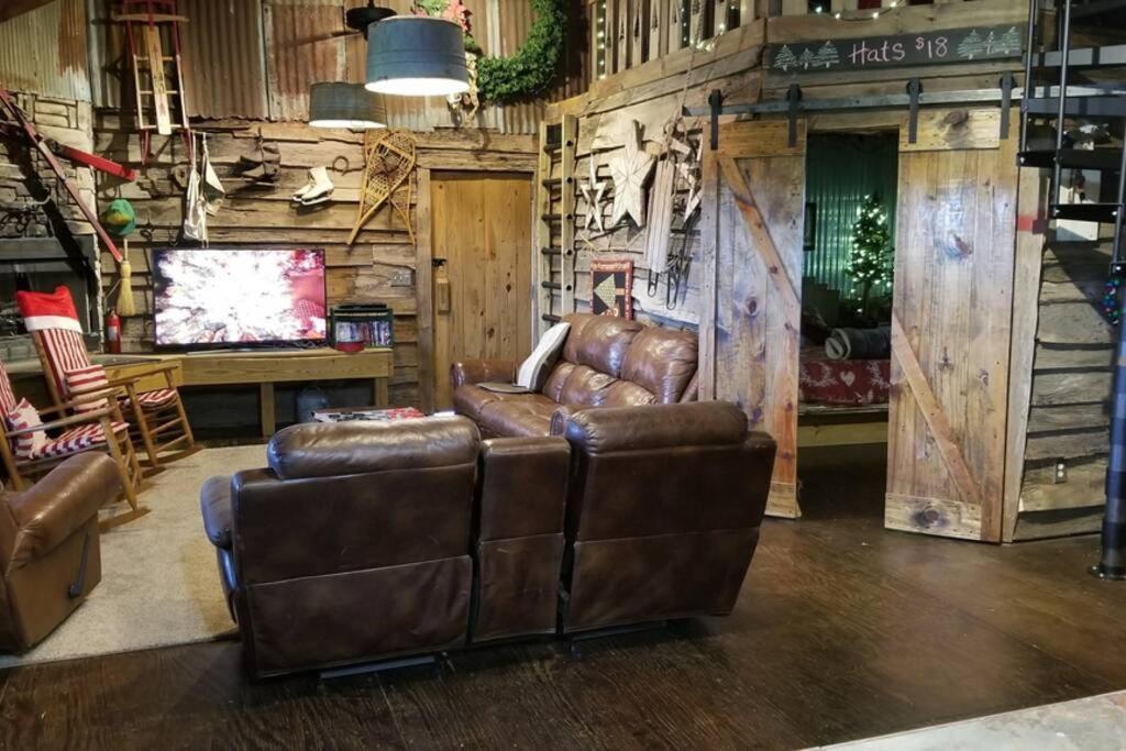 Rural Life On A Real Christmas Tree Farm! Hallmark Experience! Ozark Exterior foto