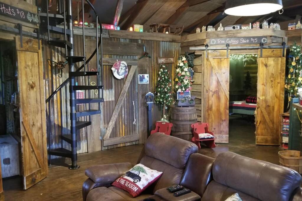 Rural Life On A Real Christmas Tree Farm! Hallmark Experience! Ozark Exterior foto