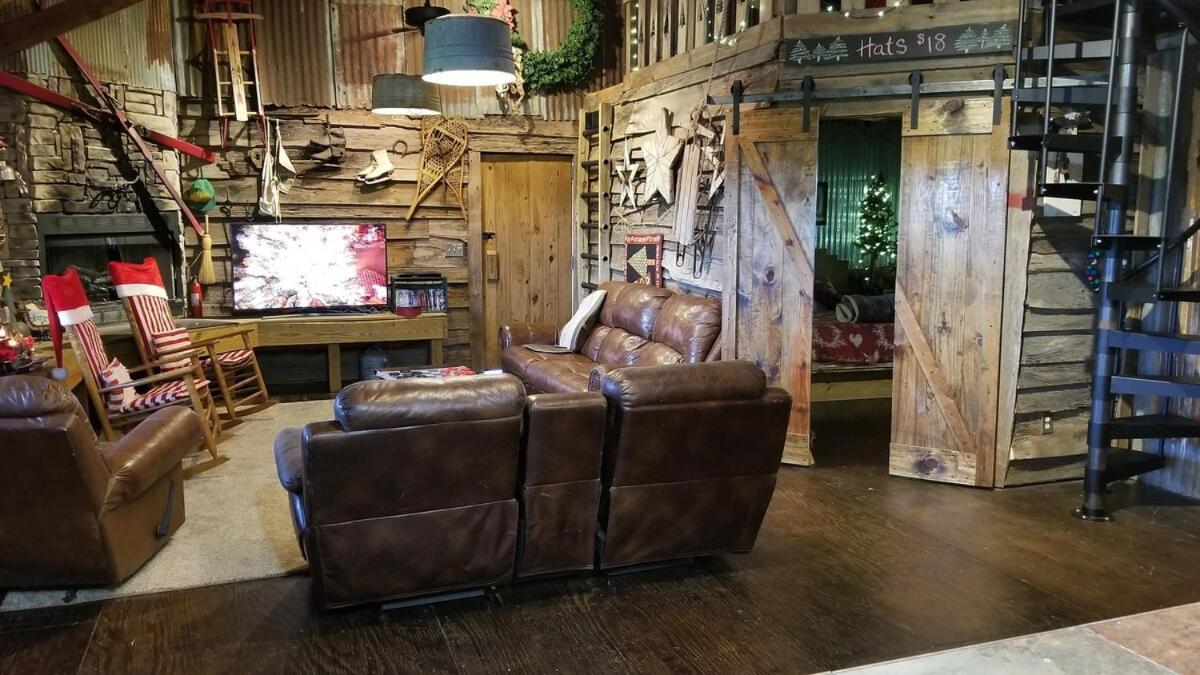 Rural Life On A Real Christmas Tree Farm! Hallmark Experience! Ozark Exterior foto